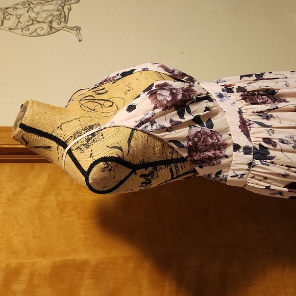 Florens Cream floral maxi dress with open back - Picture 8 of 8